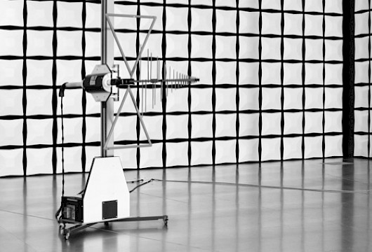 EMC antenna mast with EMC antenna and low-emission cable